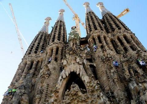 Ativistas do Greenpeace se penduram na Sagrada Família
